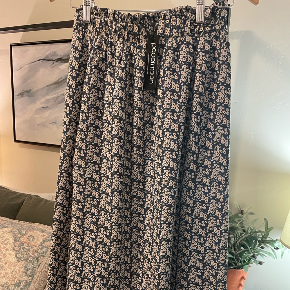 Mid length floral skirt. NWT Size M PAPER MOON